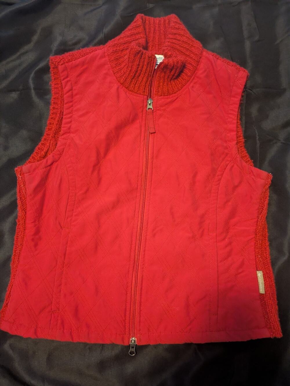 Columbia Women's Quilted Vest Size Large Red Full Zip Sweater Type Back.
